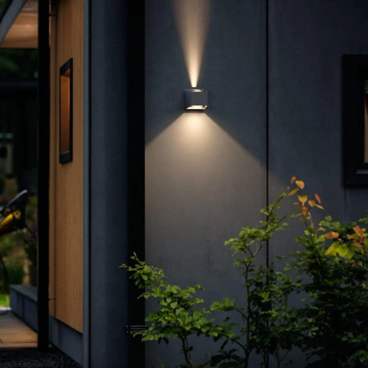 Utelamper Med Opp/Ned Lys>Philips Alix vegglampe opp/ned utendørs IP44 4,3W 2700 Kelvin Antrasitt