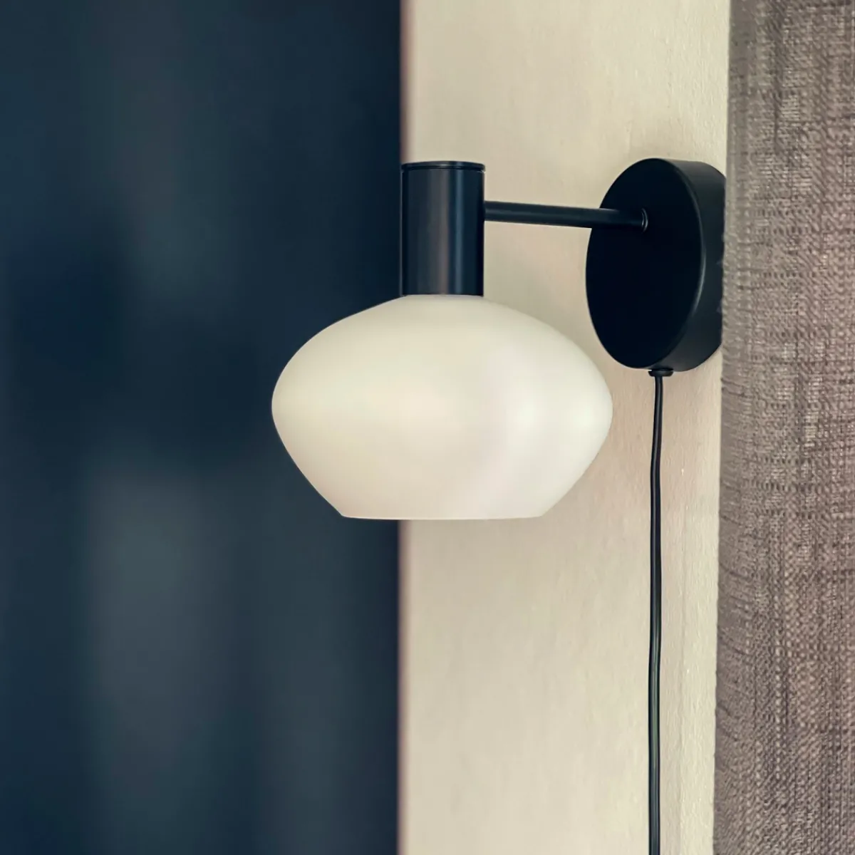 Interiørlamper>Aneta Lighting Bell vegglampe Svart / Opal