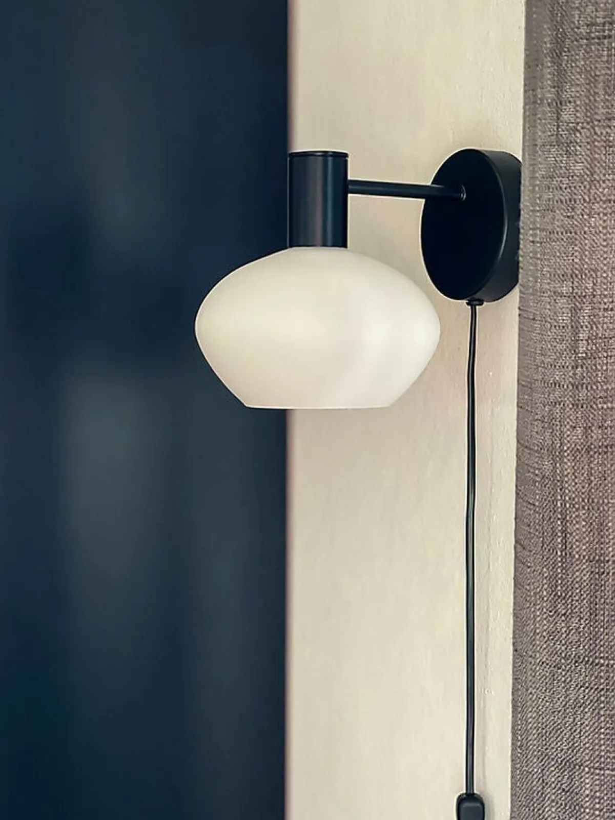 Interiørlamper>Aneta Lighting Bell vegglampe Svart / Opal