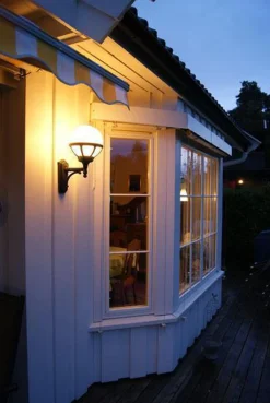 Lightup-Pris|Utelamper - Klassiske Vegglamper><noscript><img width=