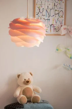 Lampeskjermer|Barneromsbelysning><noscript><img width=