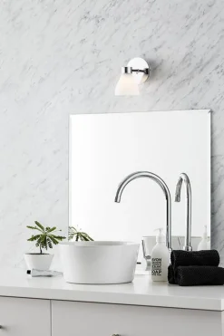 Baderomsbelysning Vegg>Marksløjd Cassis vegglampe IP44 - Krom/opalhvit - Krom / Opal