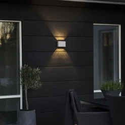 Utelamper Med Opp/Ned Lys>Konstsmide Chieri vegglampe utendørs opp/ned 8x1W IP54 - Hvit