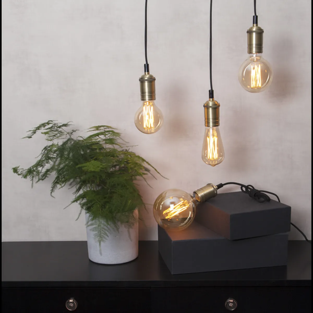 Dekorpære E27|Led-Pærer E27 Sokkel>Star Trading LED-pære 3,7W dimbar, Vintage Gold 80mm Amber