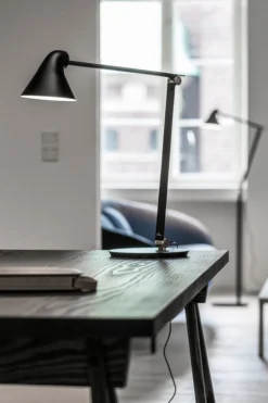 Louis Poulsen>Louis Poulsen NJP bordlampe