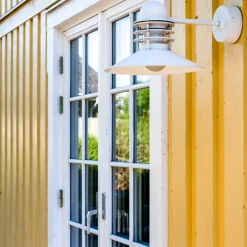 Utelamper - Klassiske Vegglamper|Louis Poulsen><noscript><img width=