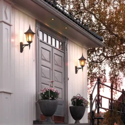 Lightup-Pris|Utelamper - Klassiske Vegglamper><noscript><img width=