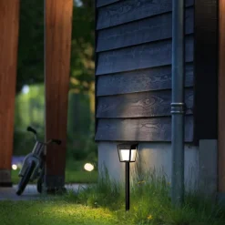 Solcellebelysning|Oppladbare Bordlamper>Philips Nissa hagebelysning utendørs IP44 1,8W 3000 Kelvin m/sensor - Solcelle Svart