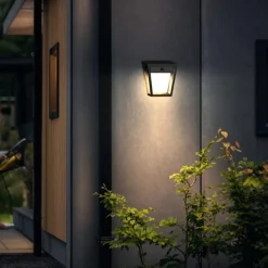 Solcellebelysning|Utelamper - Klassiske Vegglamper>Philips Nissa vegglampe utendørs IP44 1,8W 3000 Kelvin m/sensor - Solcelle Svart