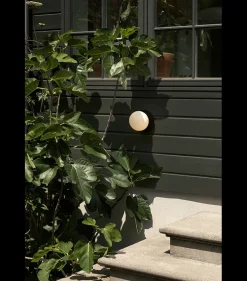 Utelamper - Klassiske Vegglamper|Baderomsbelysning Tak>Nuura Liila 1 utendørslampe Svart / Opal