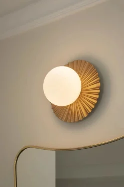 Baderomsbelysning Tak|Interiørlamper>Nuura Liila Muuse vegglampe/taklampe - small - nordic gold / opal Messing / Opal