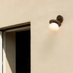 Utelamper - Klassiske Vegglamper|Baderomsbelysning Tak>Nuura Liila utendørslampe - bronse/opal Bronse / Opal