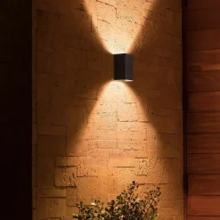 Utelamper Med Opp/Ned Lys|Philips Hue>Philips Hue Outdoor Resonate Vegglampe - Svart