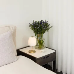 Oppladbare Bordlamper>Halo Designs Room 49 bordlampe oppladbar IP54 - Opal/Antikk messing Messing / Opal