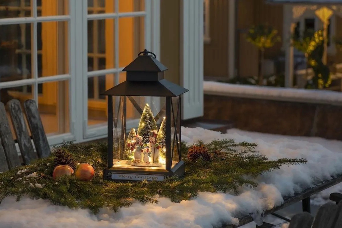 Juledekorasjoner|Julelykter>Konstsmide Stor lykt med juletre og snømenn - 42cm