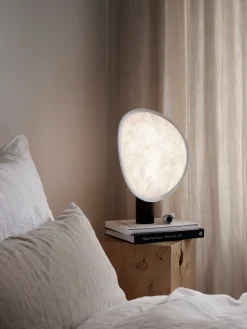 Oppladbare Bordlamper>New Works Tense Bærbar Bordlampe - Sort Sokkel Hvit