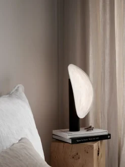 Oppladbare Bordlamper>New Works Tense Bærbar Bordlampe - Sort Sokkel Hvit