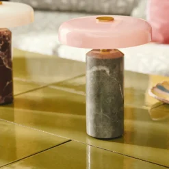 Oppladbare Bordlamper>Design by Us Trip oppladbar bordlampe - Sølv marmor/Rosa blank skjerm